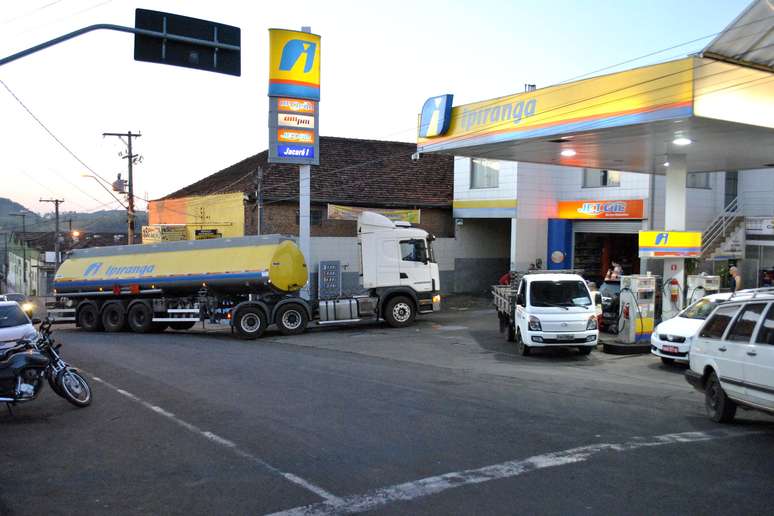 Posto de combustíveis no Paraná é abastecido após a paralisação dos caminhoneiros.