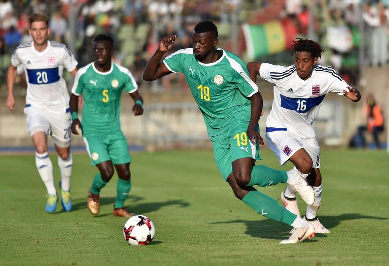 Jogadores de Senegal e Luxemburgo durante amistoso nesta quinta-feira (31)