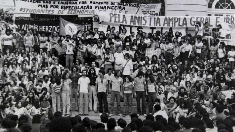 Protesto pela anistia de perseguidos pela ditadura militar em 1979, no Rio de Janeiro (Foto: Arquivo Nacional)