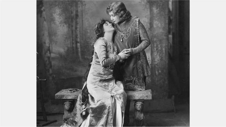 Como interpretava personagens masculinos, Bernhardt se via em cenas de amor com outras mulheres, como em 'Pell&eacute;as e M&eacute;lisande'