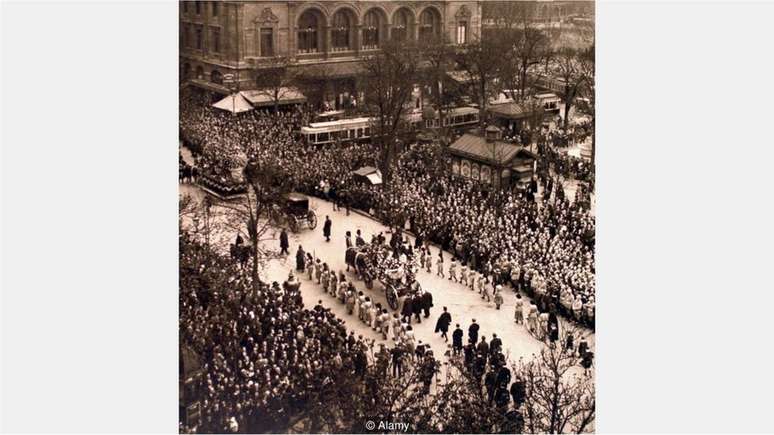 Mais de 30 mil pessoas participaram do funeral de Bernhardt em Paris, no dia 29 de mar&ccedil;o de 1923