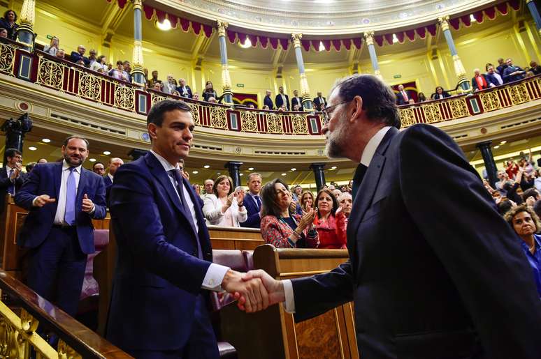 Novo primeiro-ministro da Espanha, Pedro S&aacute;nchez, cumprimenta o ex-premi&ecirc; Mariano Rajoy ap&oacute;s mo&ccedil;&atilde;o de censura no Parlamento em Madri 01/06/2018 Pierre-Philippe Marcou/Pool via REUTERS