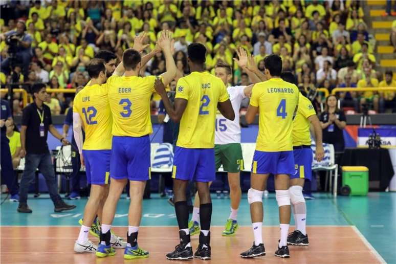 Seleção brasileira de vôlei durante jogo em Goiás