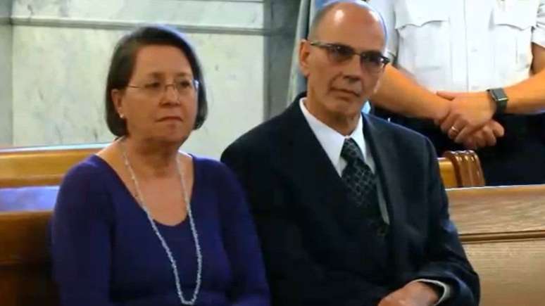 Christina e Mark Rotondo enviaram cinco cartas de despejo ao filho, mas n&atilde;o receberam resposta