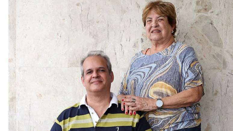 Leonardo Cunha dos Santos (bisneto do Z&eacute;lio) e Lygia Maria Marinho da Cunha (neta de Z&eacute;lio) s&atilde;o dirigentes espirituais da Tenda Esp&iacute;rita Nossa Senhora da Piedade