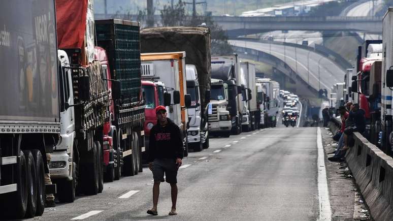 Caminhoneiros bloqueiam a rodovia Regis Bittencourt, na região metropolitana de São Paulo, no sexto dia da greve