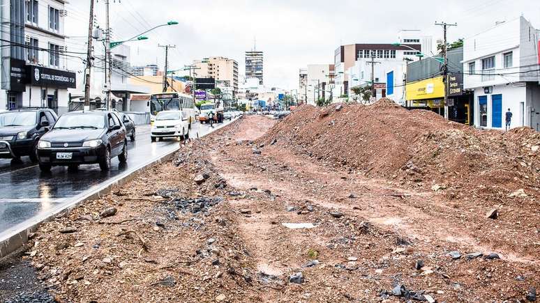 Canteiros abandonados ficam em avenidas importantes da região metropolitana de Cuiabá