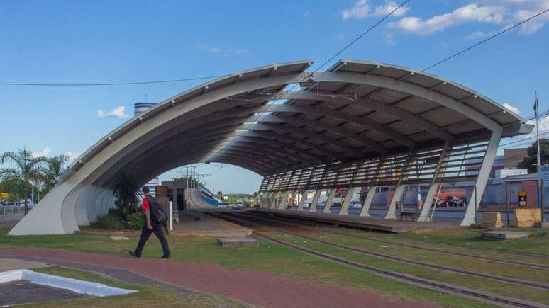 População da cidade convive há anos com marcas do abandono da obra, como essa estação