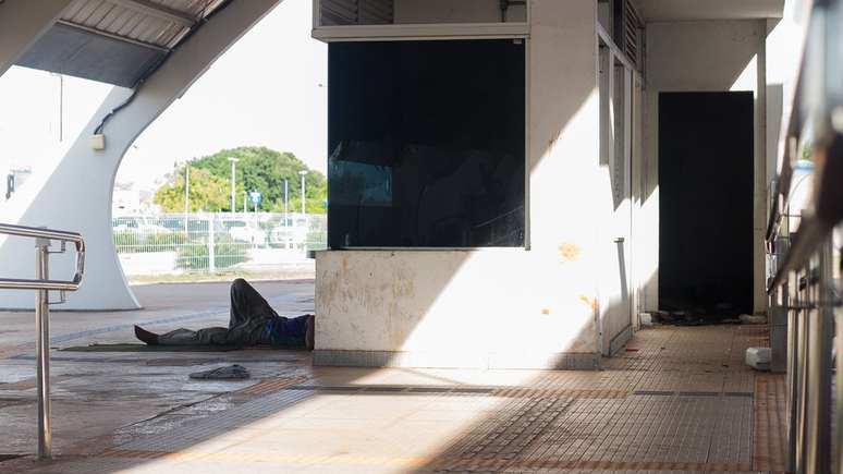 Estações são retrato do abandono da construção do VLT