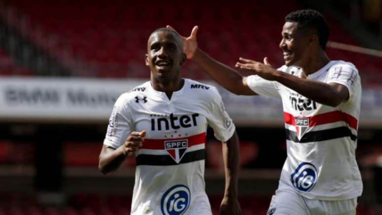 Toró (à esquerda) e Helinho comemora um dos gols do São Paulo
