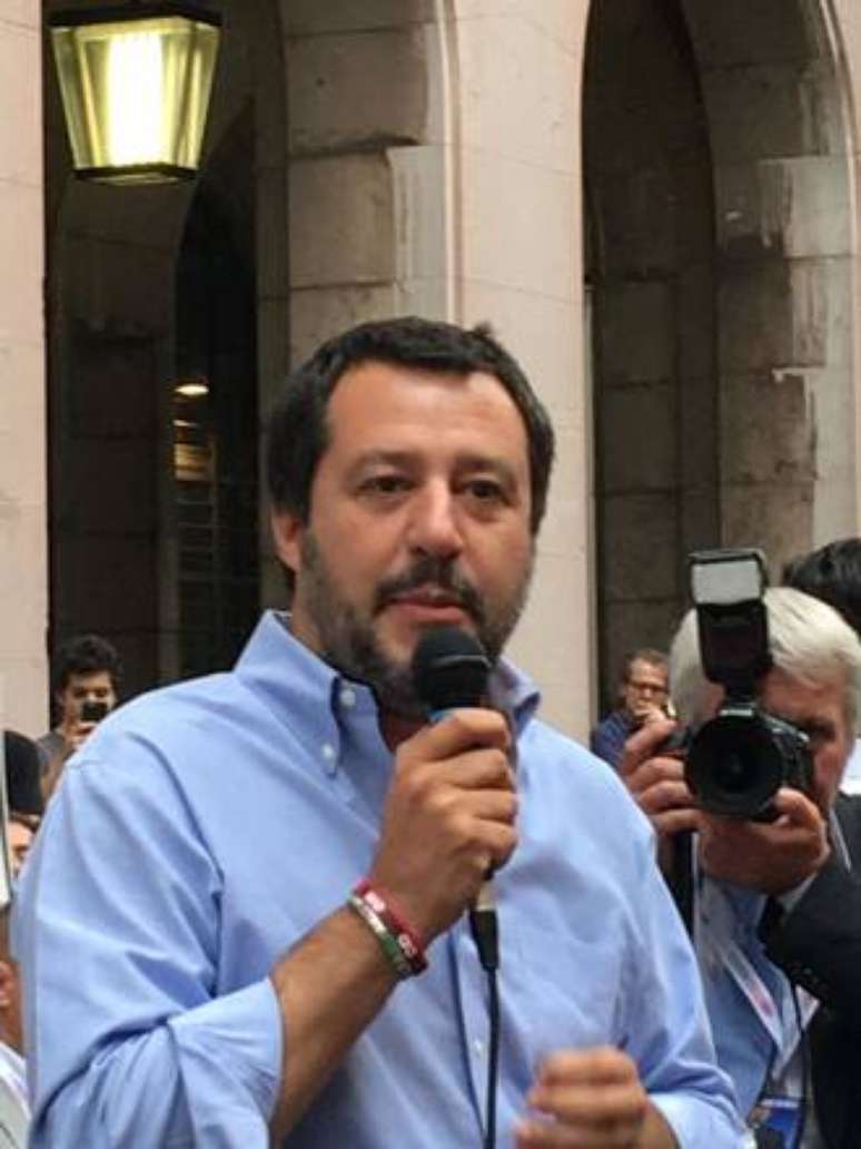 Salvini promete revisar "para melhor" acordos de imigração