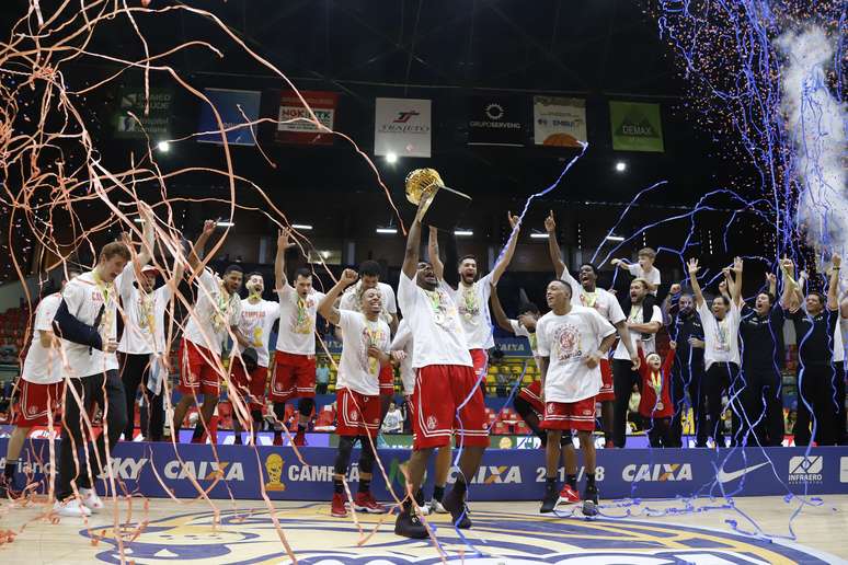 Paulistano comemora o primeiro título do NBB