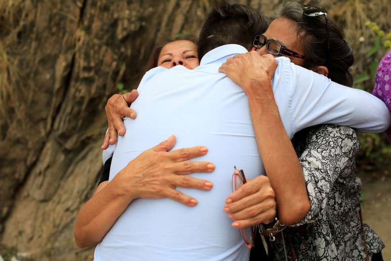 Familiares recebem primeiros opositores libertados por Nicolás Maduro