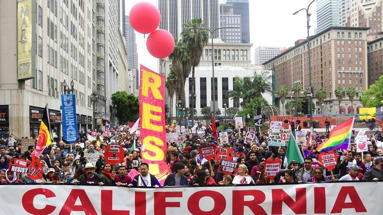 Marcha do 1º de maio em Los Angeles em 2018; Estado tem crescimento econômico, mas desigualdade social permanece