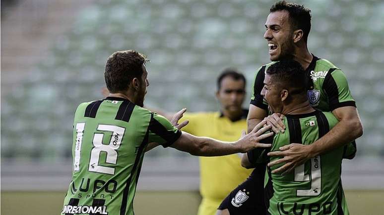 Serginho fez dois gols na vitória do América-MG