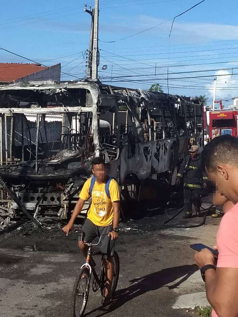 Quatro homens em motos fortemente armados pararam o coletivo, mandaram as pessoas desembarcar e atearam fogo