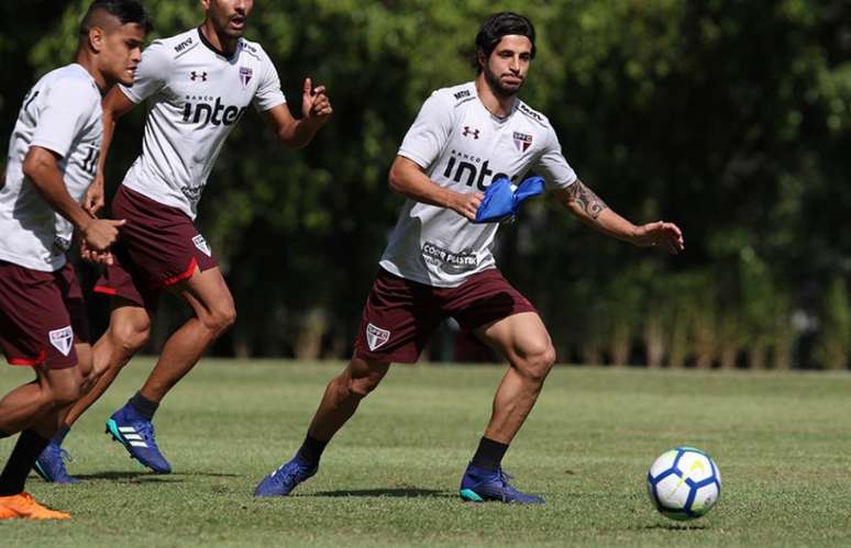 Hudson teve pequena contratura constatada na coxa direita e é dúvida de Aguirre (Rubens Chiri/saopaulofc.net)