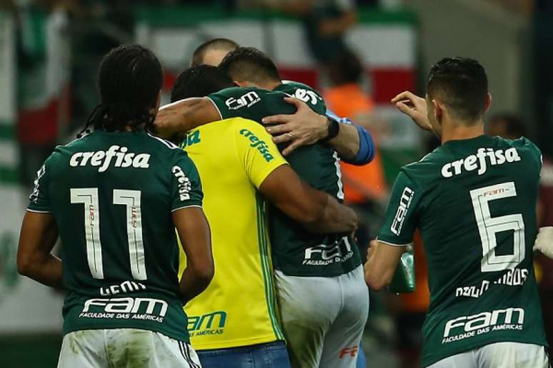 Keno e Diogo comemoram um dos gols do Verdão com o técnico Roger Machado