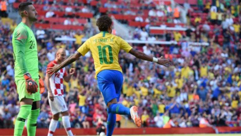 Neymar comemora gol do Brasil sobre a Croácia