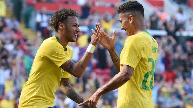 Neymar cumprimenta Firmino em gol da Seleção