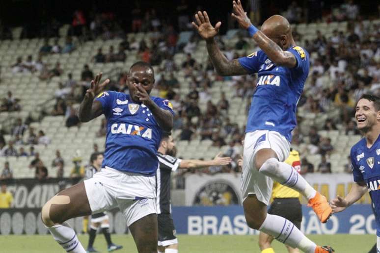 Cruzeirenses comemoram gol sobre o Ceará