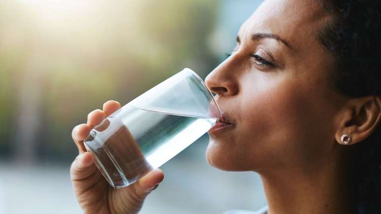 Especialistas recomendam que, caso você desista de beber refrigerante, a água ainda é a bebida mais saudável