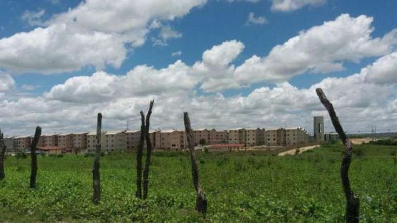 Condomínio do MCMV em Campina Grande (PB) cercado por propriedades rurais (Foto: Ermínia Maricato)