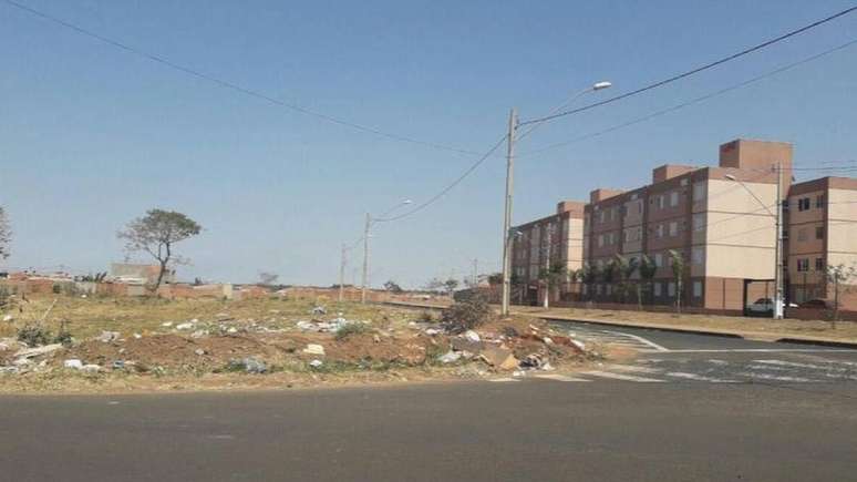 Lixo em terreno vizinho a condomínio do MCMV em Uberlândia (MG); para Maricato, localização dos conjuntos dificulta chegada de serviços públicos (foto: Ermínia Maricato)