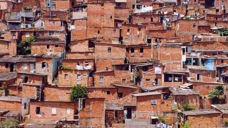 Para Maricato, governo deveria investir em urbanização das favelas e construção de residências simultaneamente