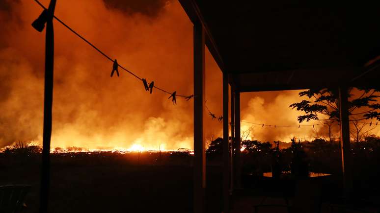 Lava do vulc&atilde;o Kilauea queima nas proximidades de casa no Hava&iacute;: Milhares de pessoas foram for&ccedil;adas a deixar a regi&atilde;o em fun&ccedil;&atilde;o dos riscos