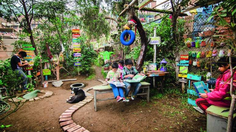 Área abandonada e cheia de lixo na periferia de Lima foi transformada pelas crianças em um bosque, como parte do projeto Tierra de Niños