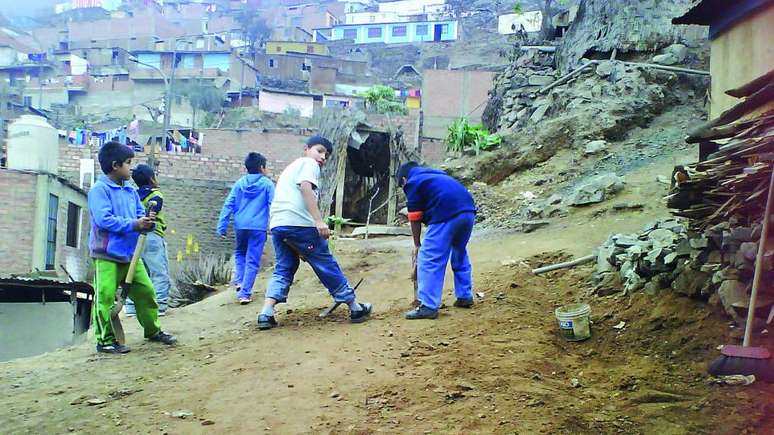 Antes da constru&ccedil;&atilde;o do bosque infantil na capital peruana, o local estava abandonado e acumulava lixo