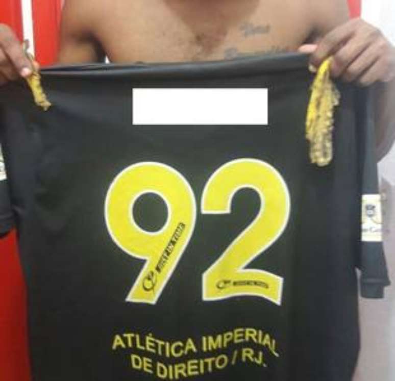 Atleta segura camisa com cascas de banana que teriam sido arremessadas contra ele