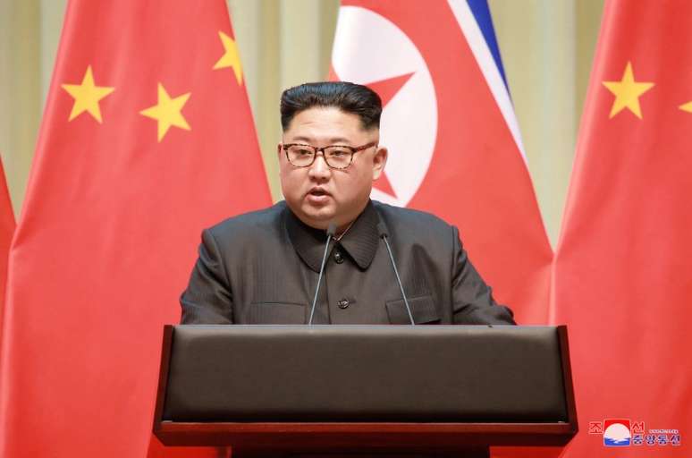 Líder norte-coreano, Kim Jong Un, durante discurso em Dalian, na China 09/05/2018 KCNA/via REUTERS 