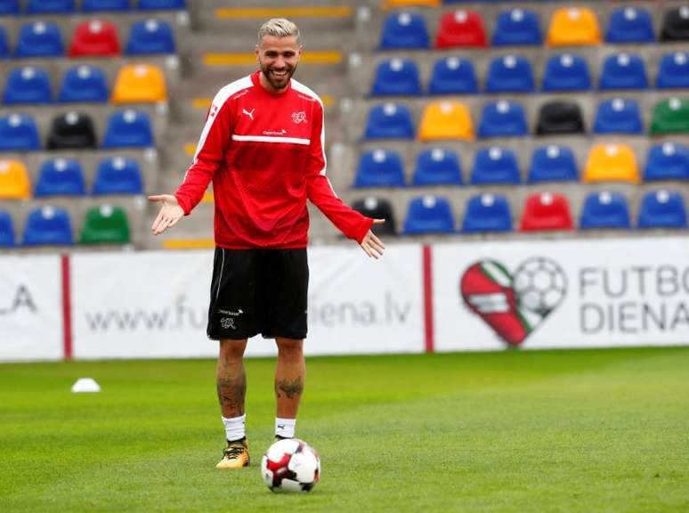 Behrami treina com sele&ccedil;&atilde;o da Su&iacute;&ccedil;a
 2/9/2017     REUTERS/Ints Kalnins 