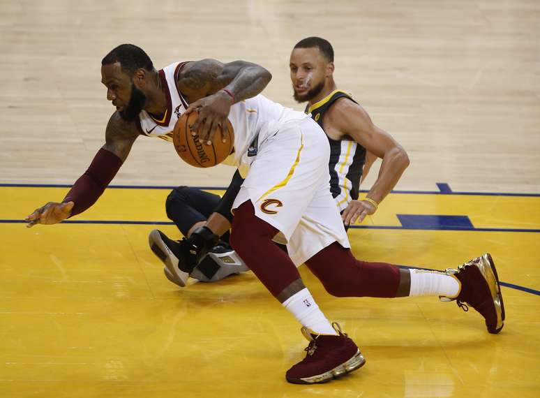Lebron e Curry caem em lance do segundo jogo das finais da NBA