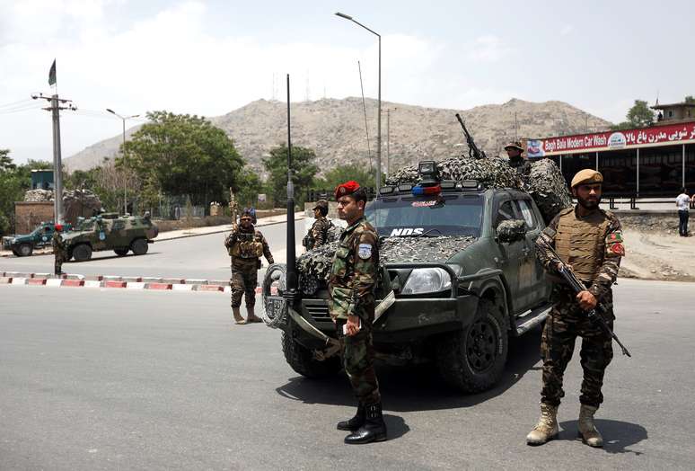 Policiais chegam ao local do ataque em Cabul, no Afeganistão