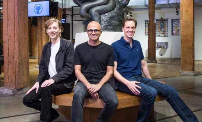 Chris Wanstrath (esquerda), deixa gerência do GitHub, que vai ser assumida por Nat Fridman (direita). No centro, o CEO da Microsoft, Satya Nadella (Imagem: Divulgação/Microsoft)