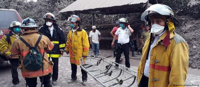 Centenas de funcionários de equipes de resgate foram acionados após erupção