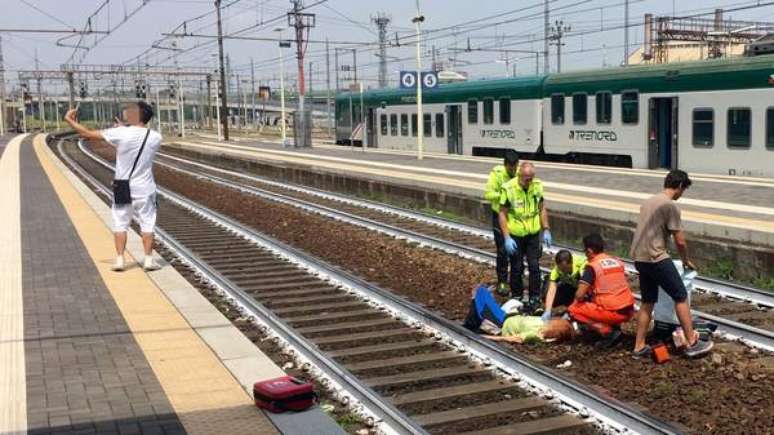 Jovem faz selfie enquanto mulher ferida por trem é socorrida na Itália