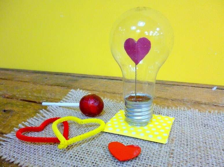 1. A lâmpada do amor é um presente simples e muito criativo para o dia dos namorados