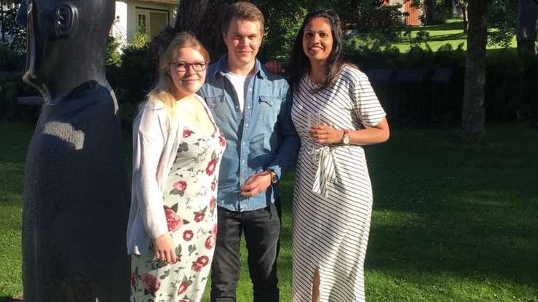 Conex&atilde;o que percebia entre os irm&atilde;os mais novos (com ela nesta foto), a deixava enciumada: "Sensa&ccedil;&atilde;o", diz ela, era de "vazio"