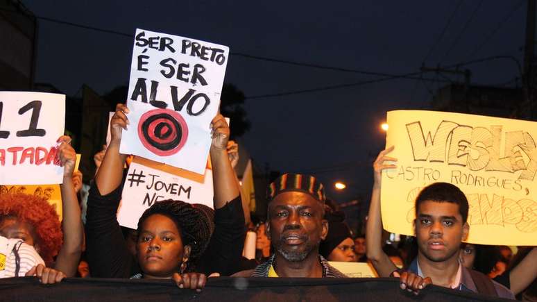 Protesto contra homicídio de jovens negros no Brasil; entre negros, o risco de morrer assassinado é muito maior que entre brancos.