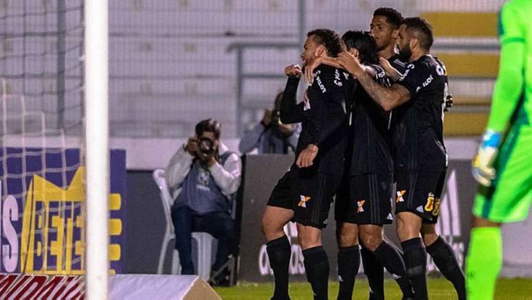 Jogadores da Ponte festejam gol contra o Goiás