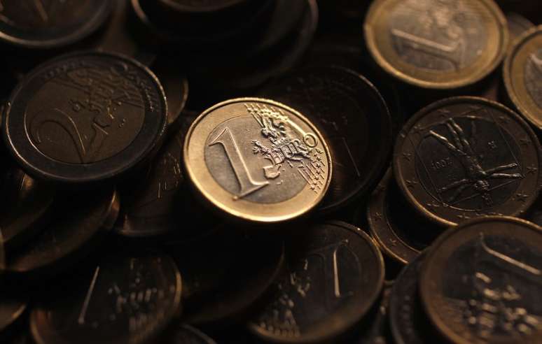 Imagem ilustrativa de moedas de euro 09/12/2011 REUTERS/Tony Gentile 