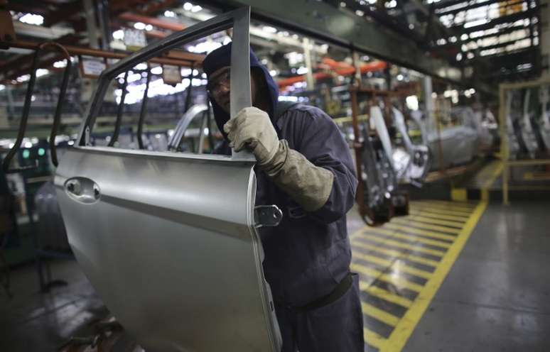 Funcionário trabalha em fábrica automobilística em São Bernardo do Campo, São Paulo 13/08/2013 REUTERS/Nacho Doce