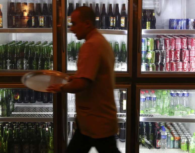 Garçom trabalha em restaurante em Porto Alegre 18/06/2014 REUTERS/Stefano Rellandini