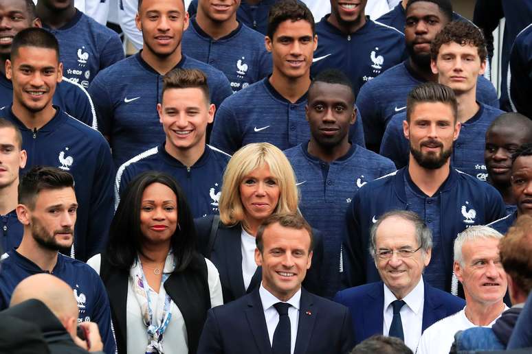 Presidente francês, Emmanuel Macron, e a mulher, Brigitte Macron, posam para foto com jogadores da seleção da França 05/06/2018 REUTERS/Gonzalo Fuentes
