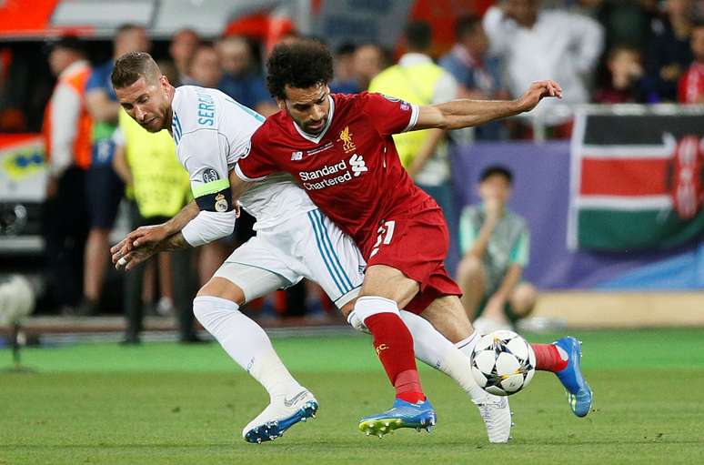 Sergio Ramos em lance com Salah na final da Liga dos Campe&otilde;es
 25/5/2018      REUTERS/Gleb Garanich 