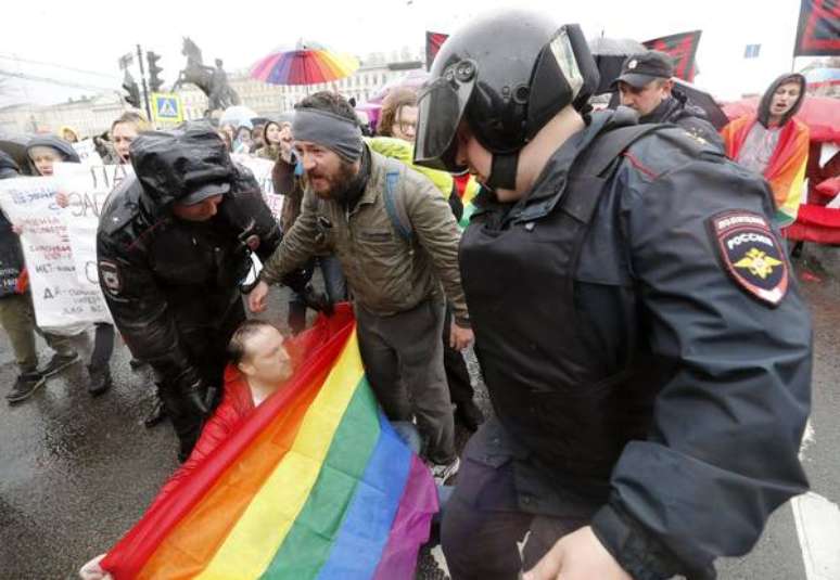 Grupo denunciará casais do mesmo sexo que se beijarem, abraçarem ou andarem de mãos dadas à polícia russa